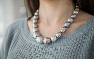 Жемчужное ожерелье в женском образе — украшение, которое всегда актуально