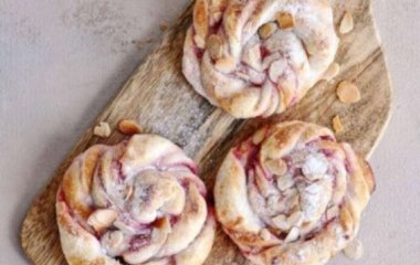 Булочки с малиной и миндальными лепестками: быстрый и простой рецепт