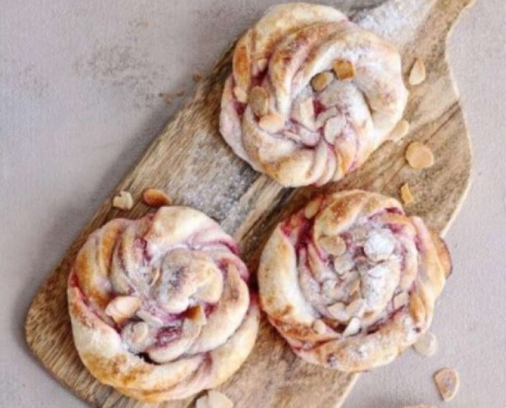 Булочки с малиной и миндальными лепестками: быстрый и простой рецепт