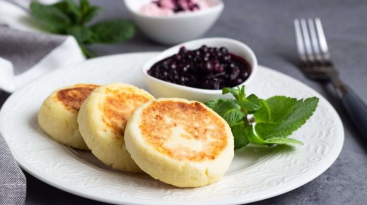 Точно не развалятся: раскрываем секрет приготовления румяных и крепких сырников