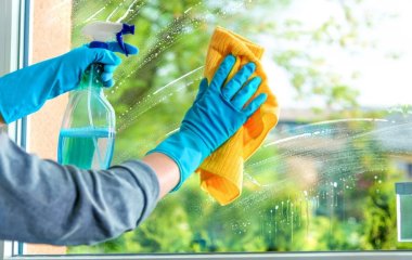 5 помилок під час миття вікон, через які на склі залишається бруд