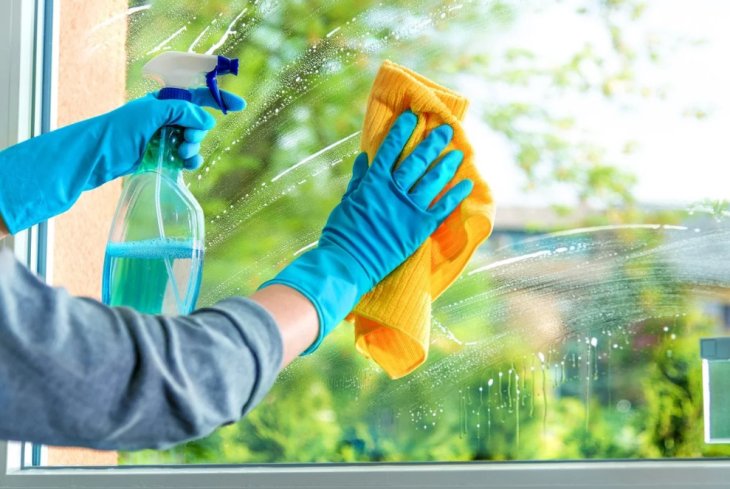 5 помилок під час миття вікон, через які на склі залишається бруд