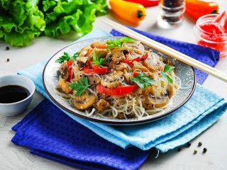 Вкуснейшая закуска за полчаса: фунчоза с овощами