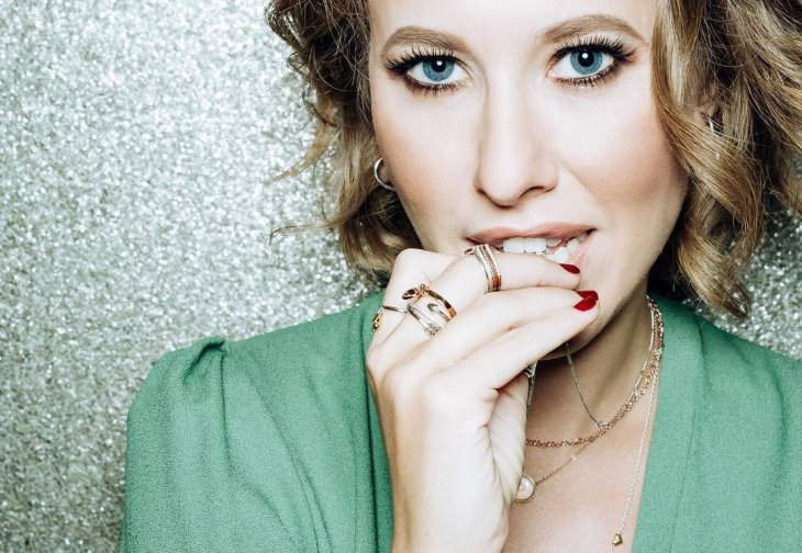 Ксения Собчак и Юлианна Караулова носят одинаковые платья