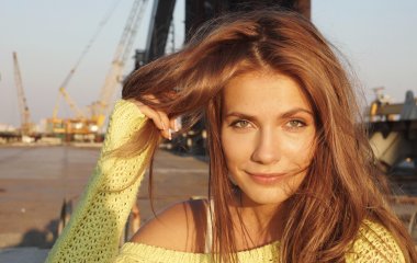 Антонина Паперная позировала в пальто цвета хаки