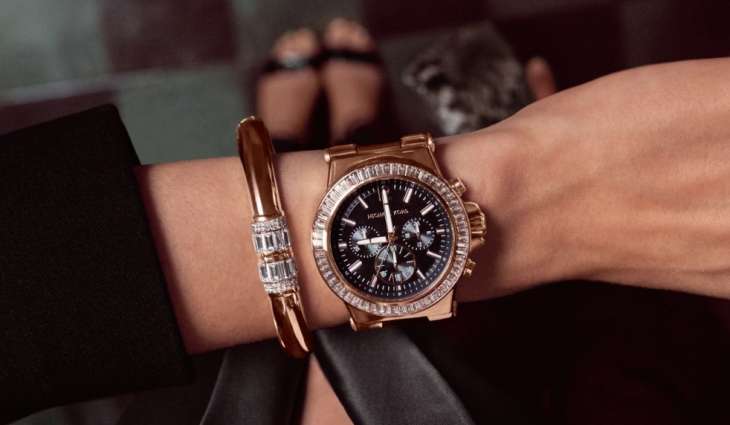 Модные наручные часы для девушек на осень, фото