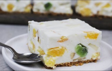 Торт без выпечки с фруктами