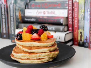 Полезный завтрак для всей семьи: рецепт оладьев с яблоком и бананом