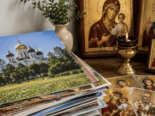 Що робити зі старими церковними календарями й іконками: відповідь священика