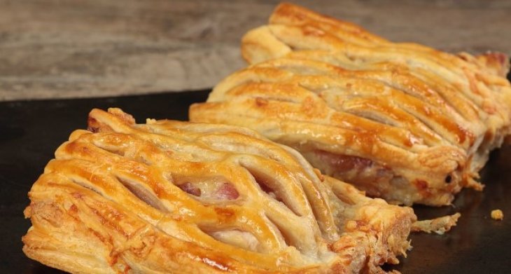 Слойки с курицей и сыром: простой рецепт на готовом тесте