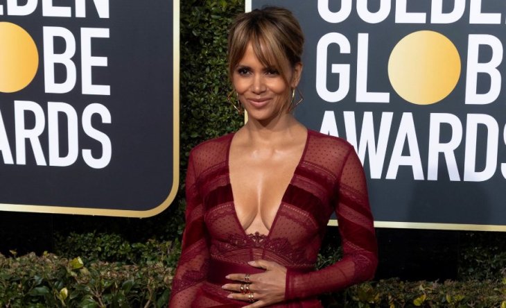 Холли Берри украсила свою спину татуировкой 