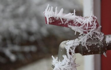Як розморозити трубу з водою: поради від фахівців