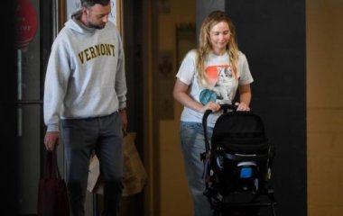 Дженнифер Лоуренс доказывает, что в закрытом платье миди можно выглядеть сексуально