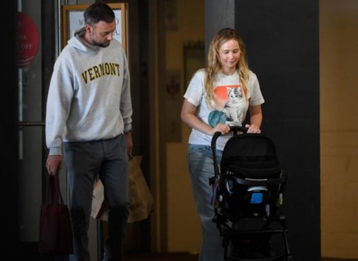 Дженнифер Лоуренс доказывает, что в закрытом платье миди можно выглядеть сексуально