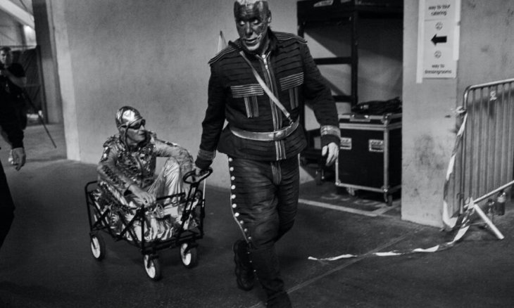 Тилль Линдеманн показал провокационный клип, снятый россиянами в цирке