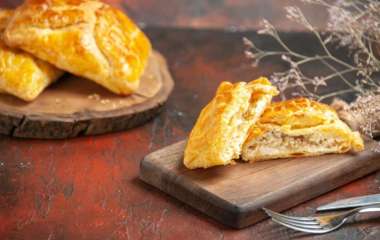 Безумно вкусно и быстро: рецепт пирожков с курицей и сыром