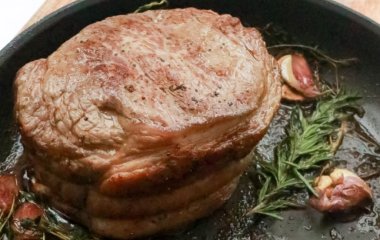 Идеальное блюдо на праздничный стол: рецепт вкуснейшей запеченной рульки в пиве