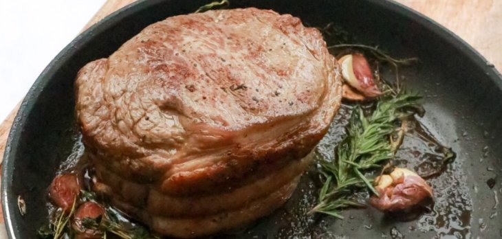 Идеальное блюдо на праздничный стол: рецепт вкуснейшей запеченной рульки в пиве