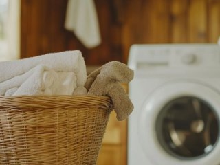 Як вивести жирну пляму з одягу: прості засоби, які знайдуться вдома