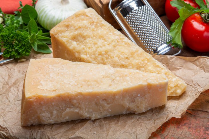 Источник кальция и железа: самый полезный сыр, который стоит есть после 60