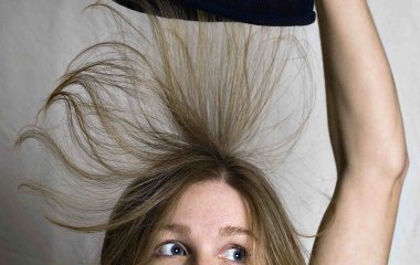 Как бороться с электризацией волос осенью