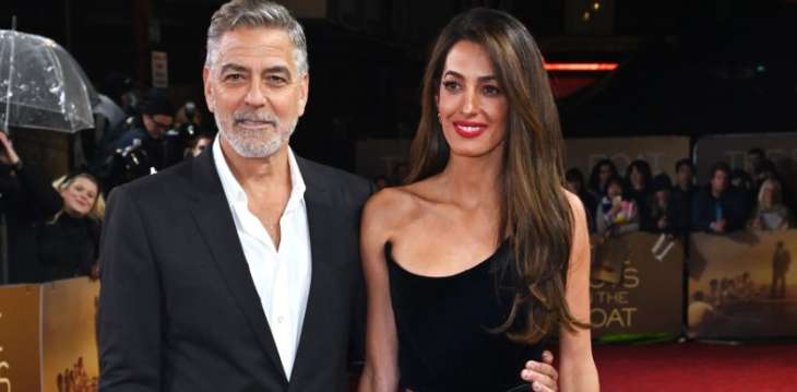 Амаль Клуни появилась на публике в роскошном бархатном костюме (фото)