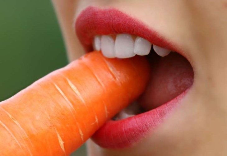 Стоматологи назвали три продукта, которые помогут защитить зубы