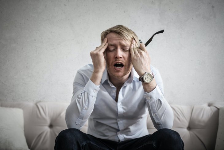 Невролог пояснив, чи може погода та зміна сезону викликати головний біль