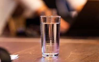 Лікар розповів про користь води для нормалізації тиску