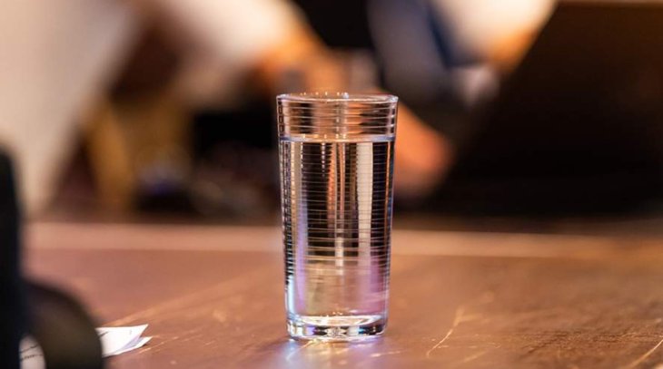 Лікар розповів про користь води для нормалізації тиску