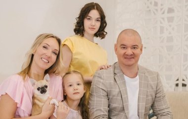Дружина Кошового замилувала пляжним фото у купальнику з двома доньками і показала, як вони змінились