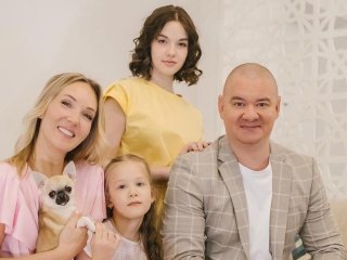 Дружина Кошового замилувала пляжним фото у купальнику з двома доньками і показала, як вони змінились