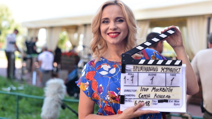 Лилия Ребрик примерила платье с яркой вышивкой