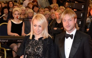 Яна Рудковская и Евгений Плющенко улетели в Париж