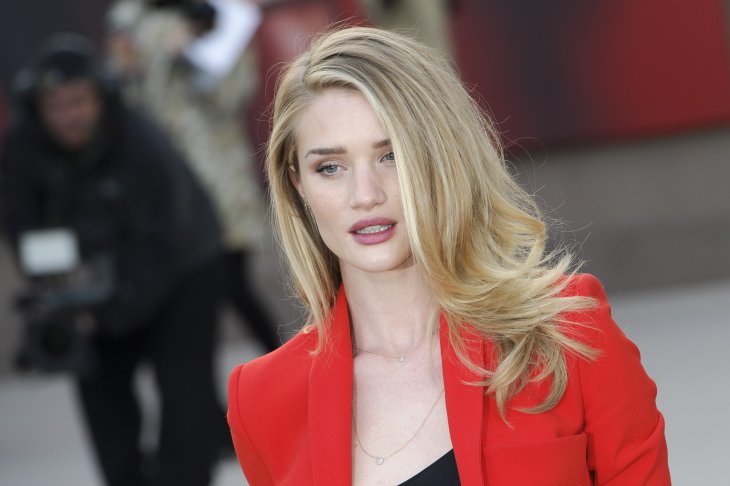 Рози Хантингтон-Уайтли, Кэндис Свейнпол и Хейли Бибер носят одинаковые платья