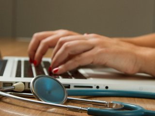 Українцям спростили отримання е-рецептів: які лікарі тепер можуть їх виписувати