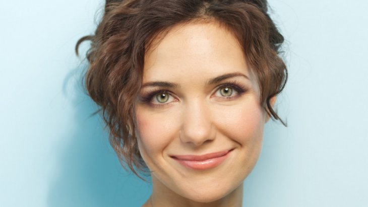 Екатерина Климова в купальнике снялась на руках у 14-летнего сына