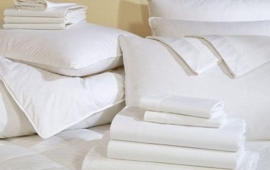 Стара сіра постіль сяятиме білизною, наче з магазину: додайте під час прання цей копійчаний засіб