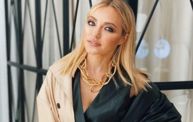 Пикантно: 44-летняя Инна Маликова в откровенном топе-бюстье с рукавами жиго засветила «ложбинку греха»