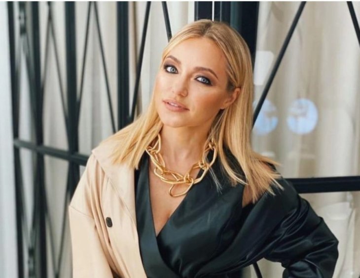 Пикантно: 44-летняя Инна Маликова в откровенном топе-бюстье с рукавами жиго засветила «ложбинку греха»