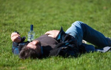 Зарплата $100 тисяч, подорожі та пошук ліків: що відомо про першу вакансію спеціаліста з похмілля