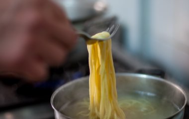 Одна ложка у воду — і прості макарони перетворяться на вишукану страву: секрет кухарів