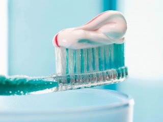 Як освіжити шпалери за допомогою зубної пасти: простий лайфхак