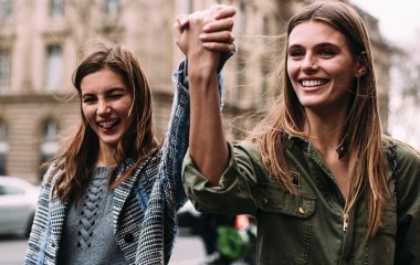 Обруч, плащи и пастельные цвета: что носят самые стильные девушки Парижа