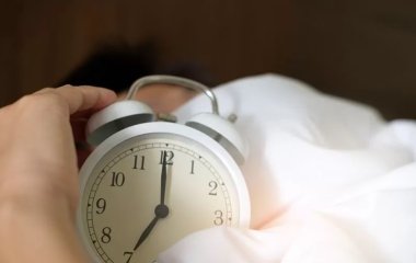 Сомнолог розповіла, як навчитися вставати рано та без будильника