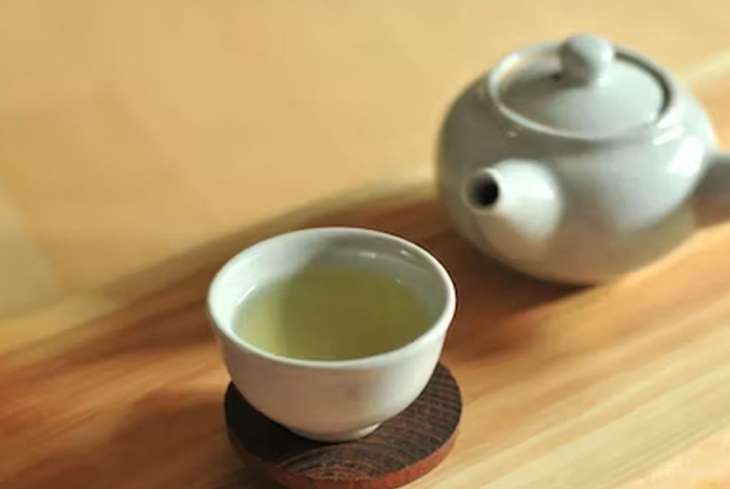 Людям с высоким давлением и гастритом пить зеленый чай нежелательно