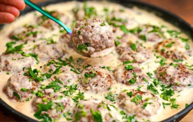 Фрикадельки в сливочном соусе по-шведски