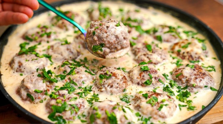 Фрикадельки в сливочном соусе по-шведски
