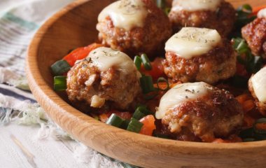 Пальчики оближешь: готовим гнезда из фарша с грибами и творожным сыром