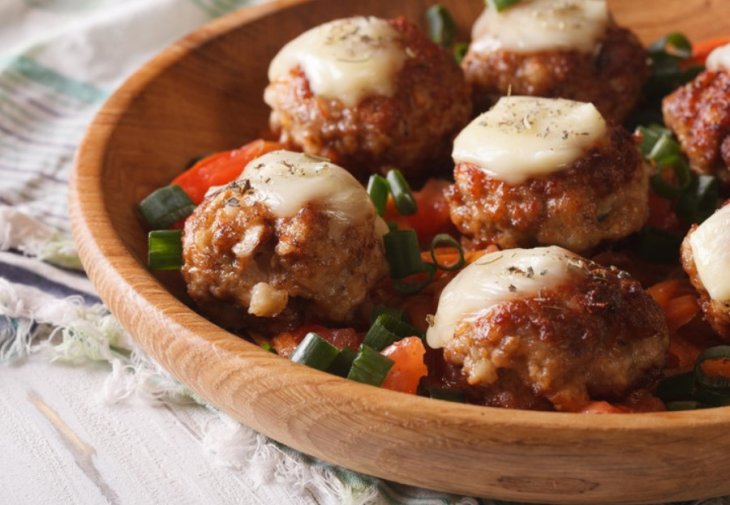 Пальчики оближешь: готовим гнезда из фарша с грибами и творожным сыром